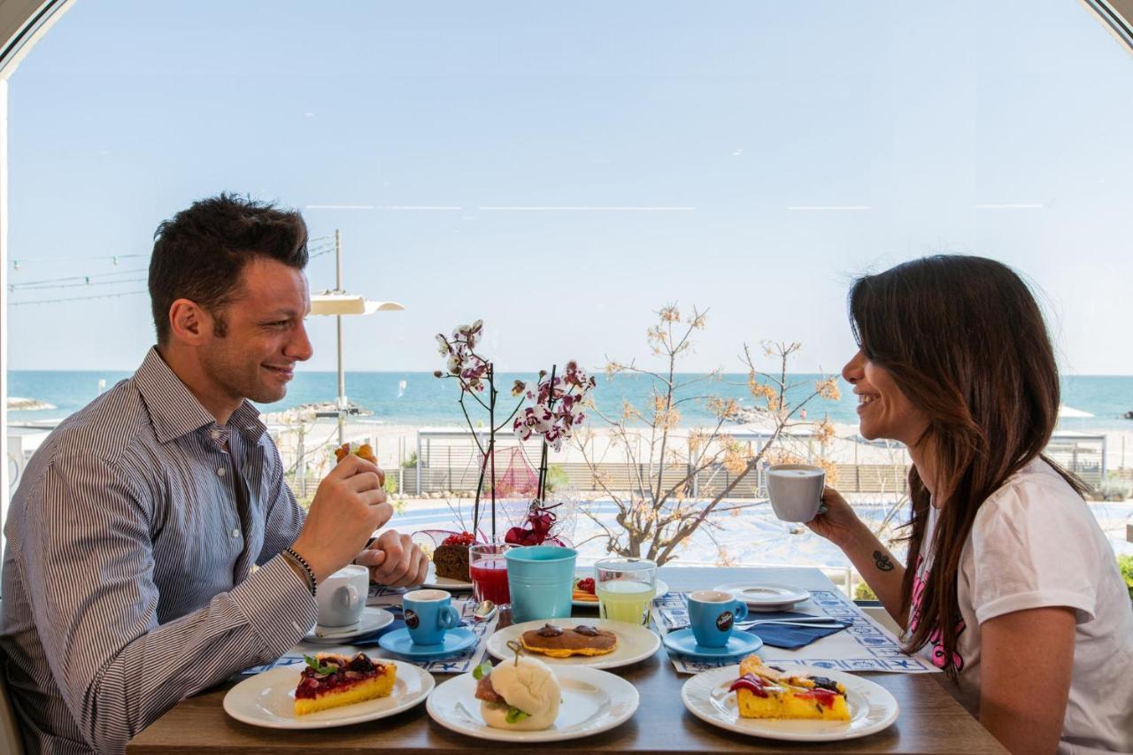Hotel Alexandra - Beach Front - Healthy Xxl Breakfast & Brunch Until 12 30 - Parking Included Misano Adriatico Exteriér fotografie