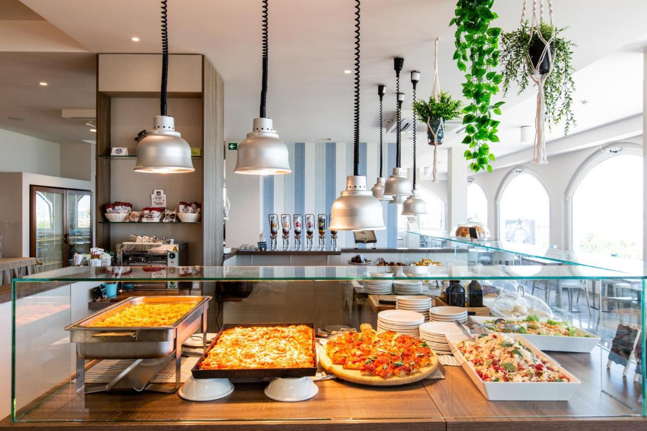 Hotel Alexandra - Beach Front - Healthy Xxl Breakfast & Brunch Until 12 30 - Parking Included Misano Adriatico Exteriér fotografie