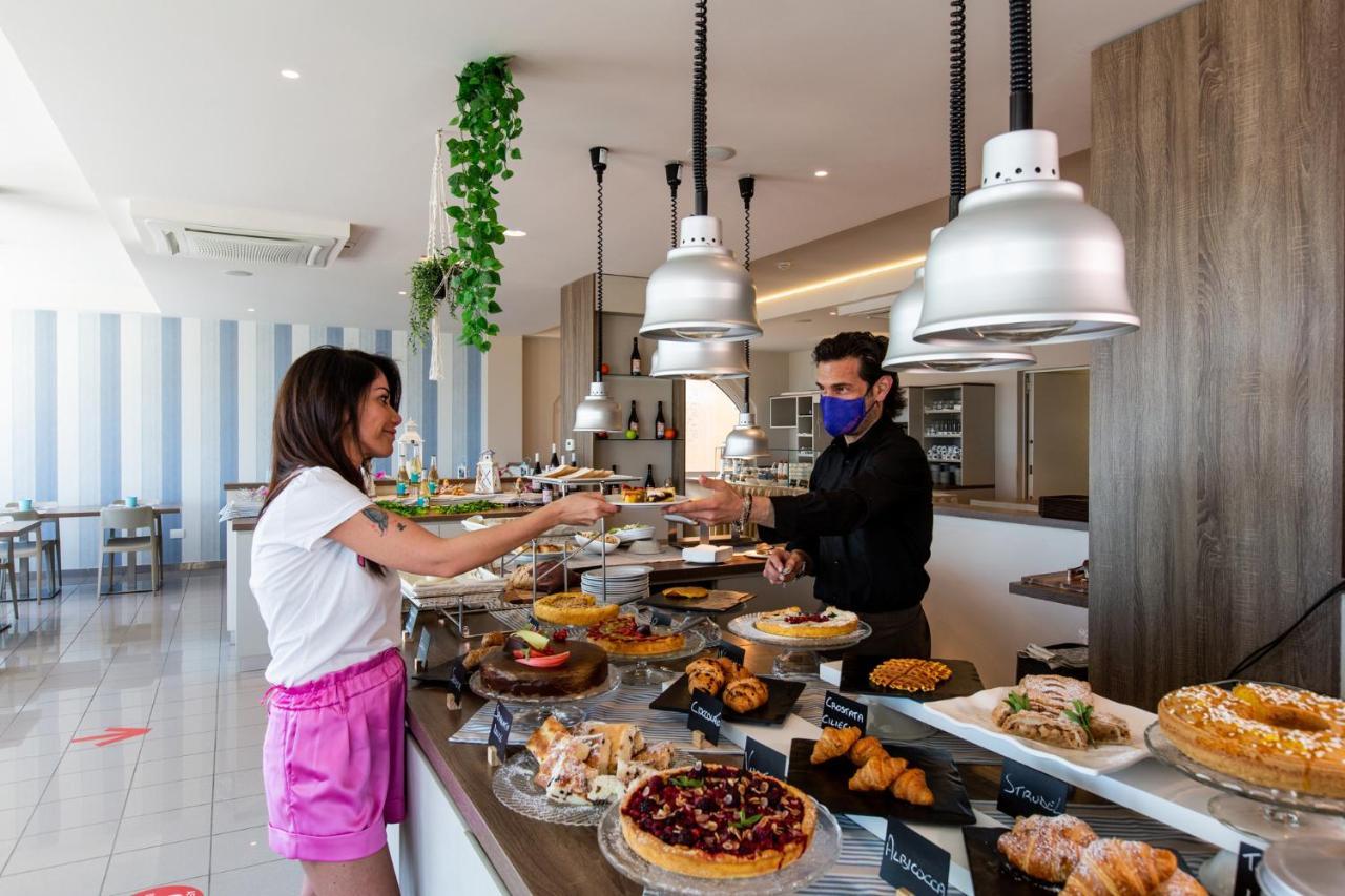 Hotel Alexandra - Beach Front - Healthy Xxl Breakfast & Brunch Until 12 30 - Parking Included Misano Adriatico Exteriér fotografie