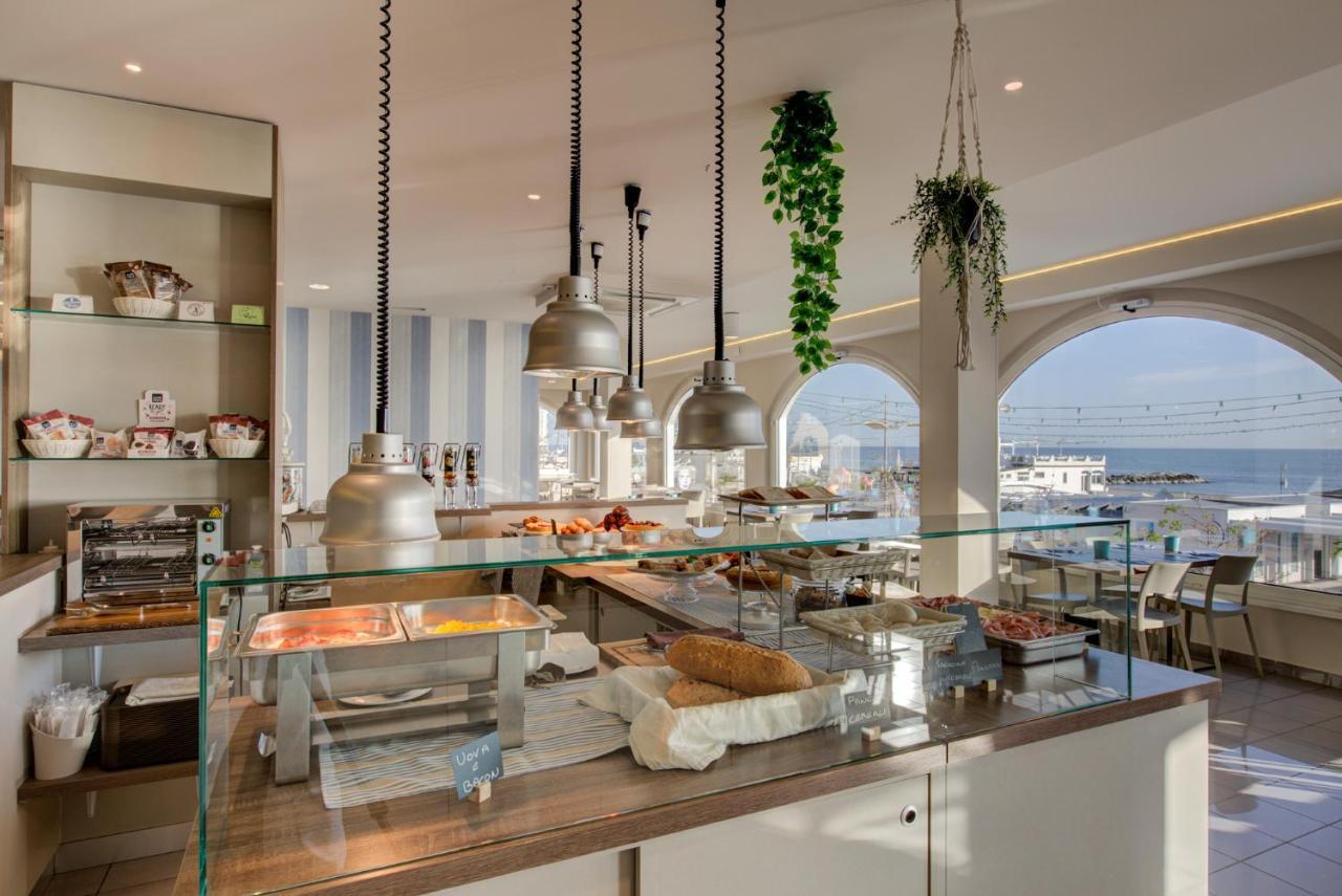 Hotel Alexandra - Beach Front - Healthy Xxl Breakfast & Brunch Until 12 30 - Parking Included Misano Adriatico Exteriér fotografie