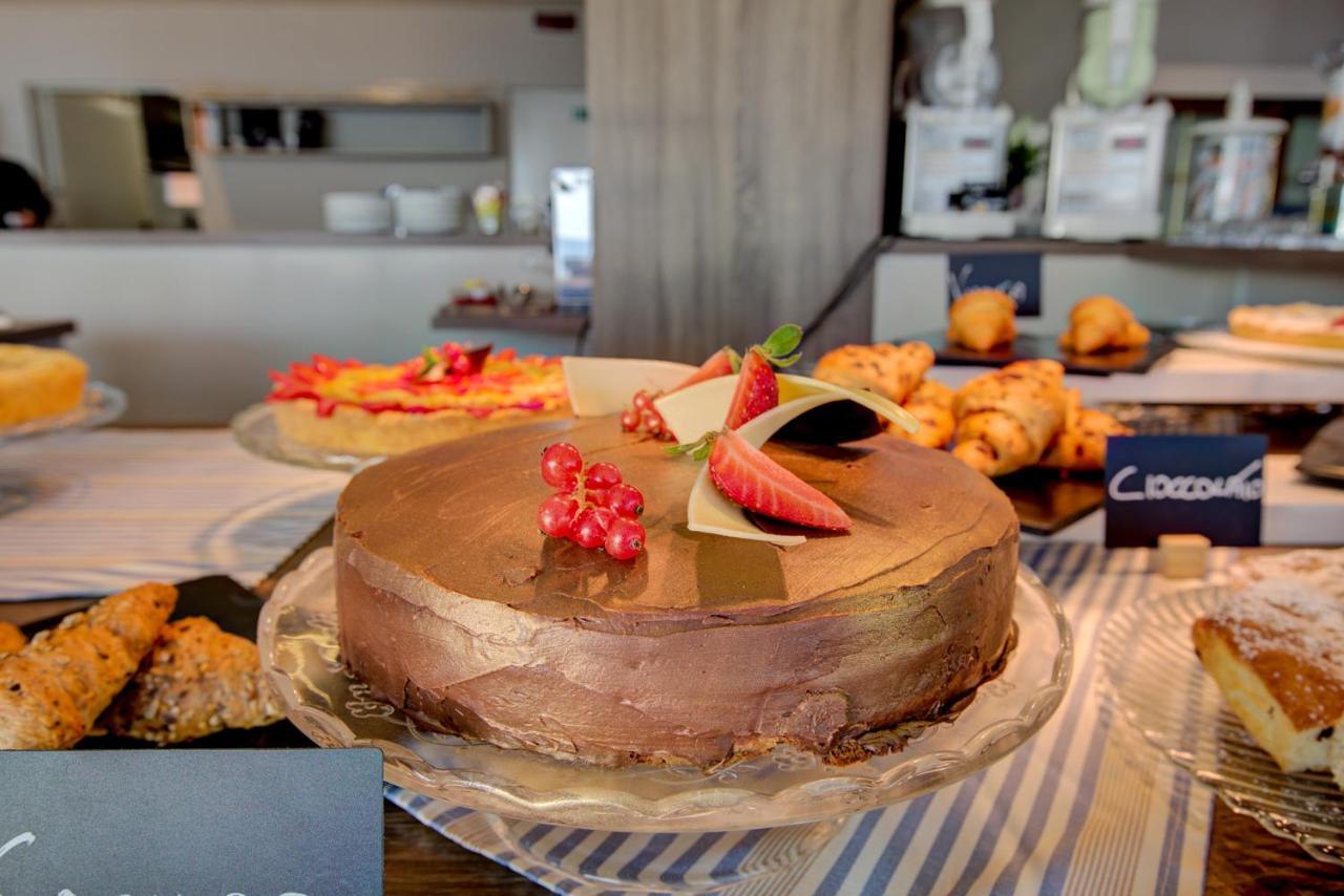 Hotel Alexandra - Beach Front - Healthy Xxl Breakfast & Brunch Until 12 30 - Parking Included Misano Adriatico Exteriér fotografie