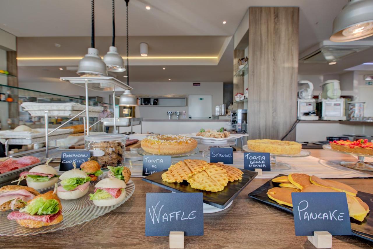 Hotel Alexandra - Beach Front - Healthy Xxl Breakfast & Brunch Until 12 30 - Parking Included Misano Adriatico Exteriér fotografie