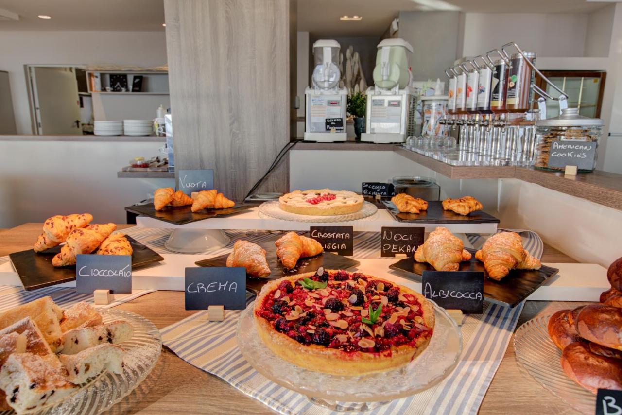 Hotel Alexandra - Beach Front - Healthy Xxl Breakfast & Brunch Until 12 30 - Parking Included Misano Adriatico Exteriér fotografie
