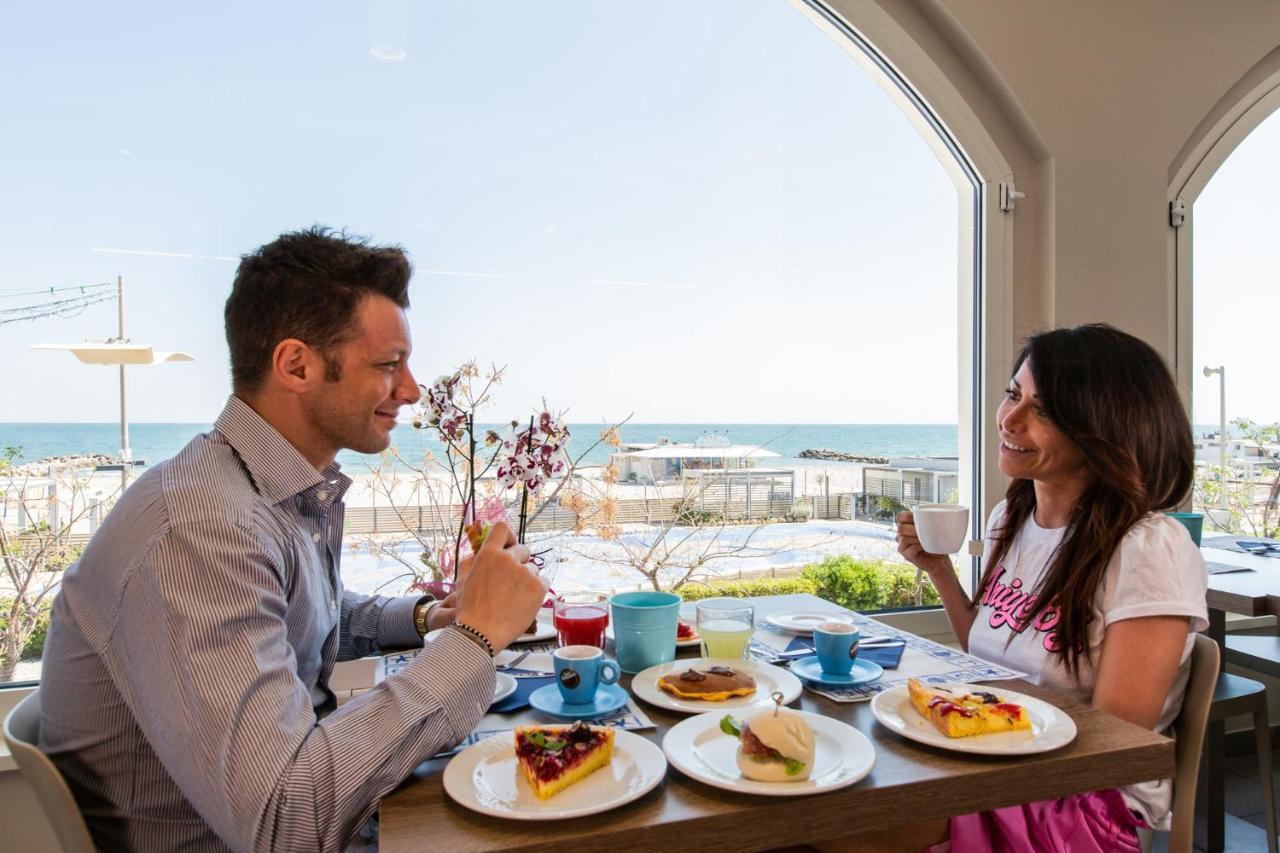 Hotel Alexandra - Beach Front - Healthy Xxl Breakfast & Brunch Until 12 30 - Parking Included Misano Adriatico Exteriér fotografie