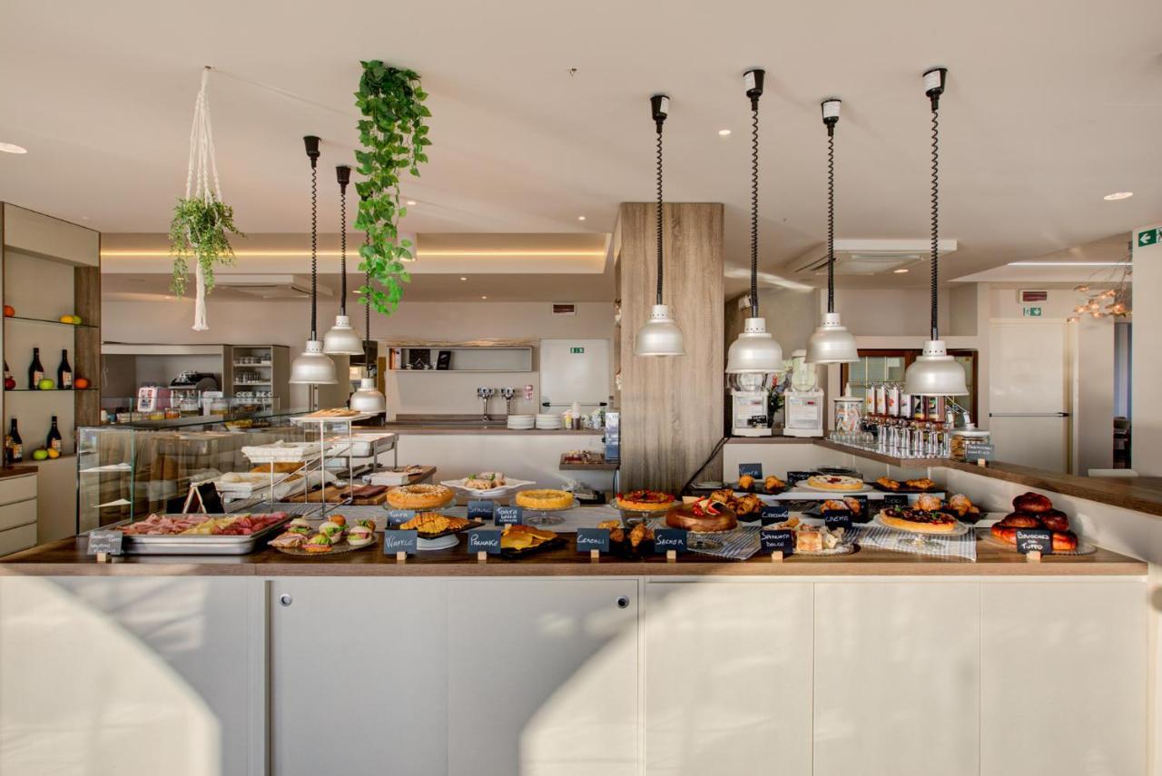 Hotel Alexandra - Beach Front - Healthy Xxl Breakfast & Brunch Until 12 30 - Parking Included Misano Adriatico Exteriér fotografie