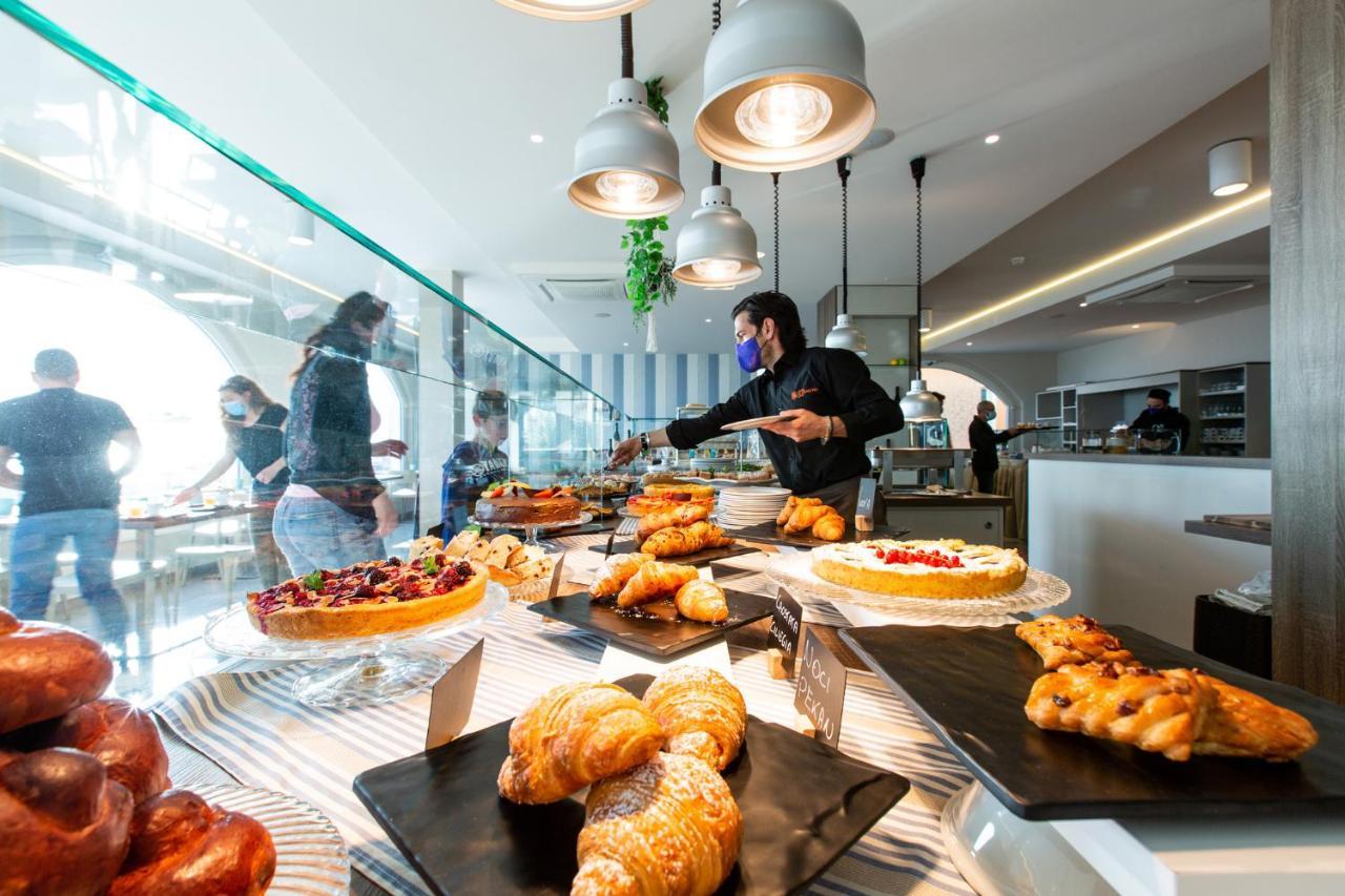 Hotel Alexandra - Beach Front - Healthy Xxl Breakfast & Brunch Until 12 30 - Parking Included Misano Adriatico Exteriér fotografie
