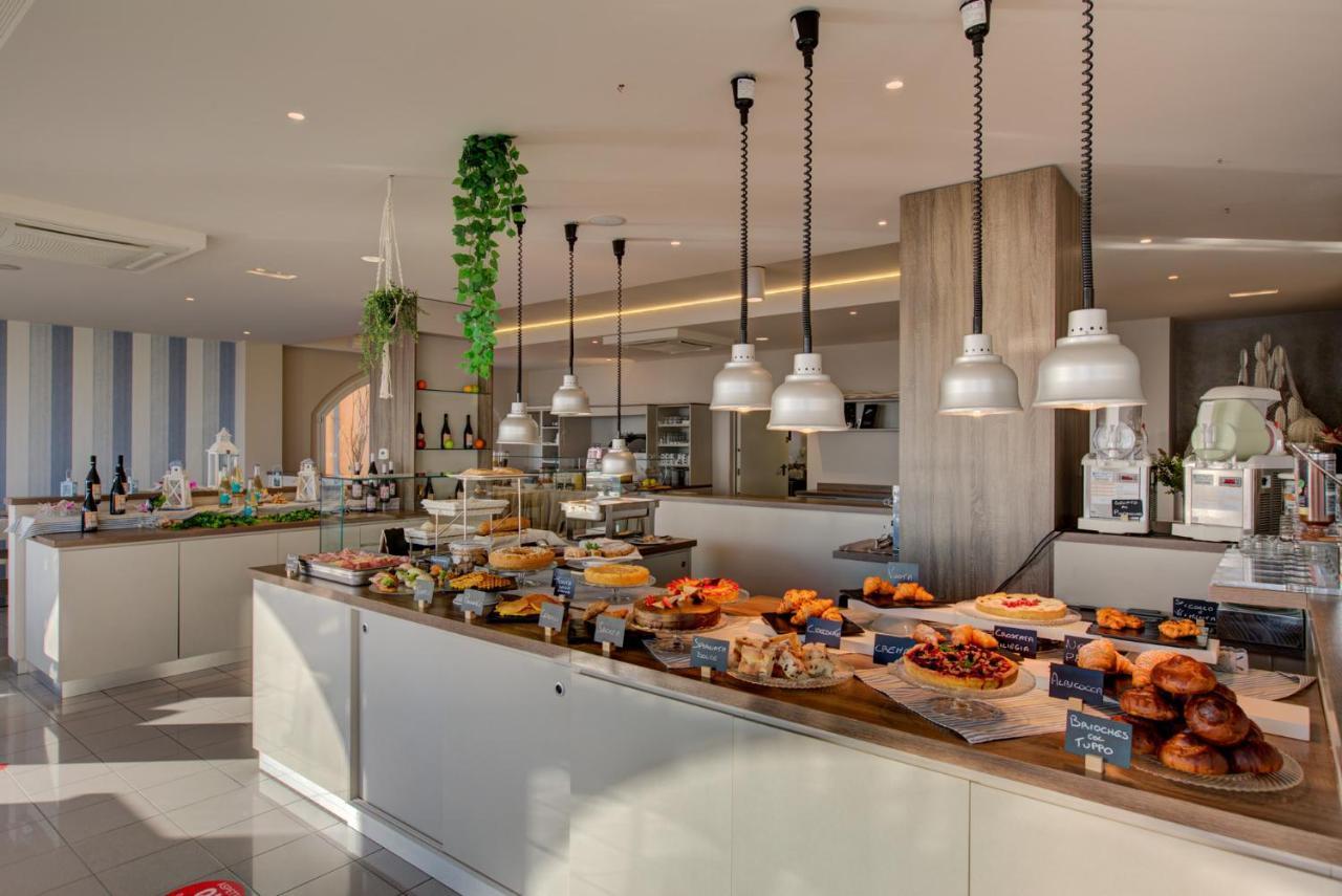 Hotel Alexandra - Beach Front - Healthy Xxl Breakfast & Brunch Until 12 30 - Parking Included Misano Adriatico Exteriér fotografie