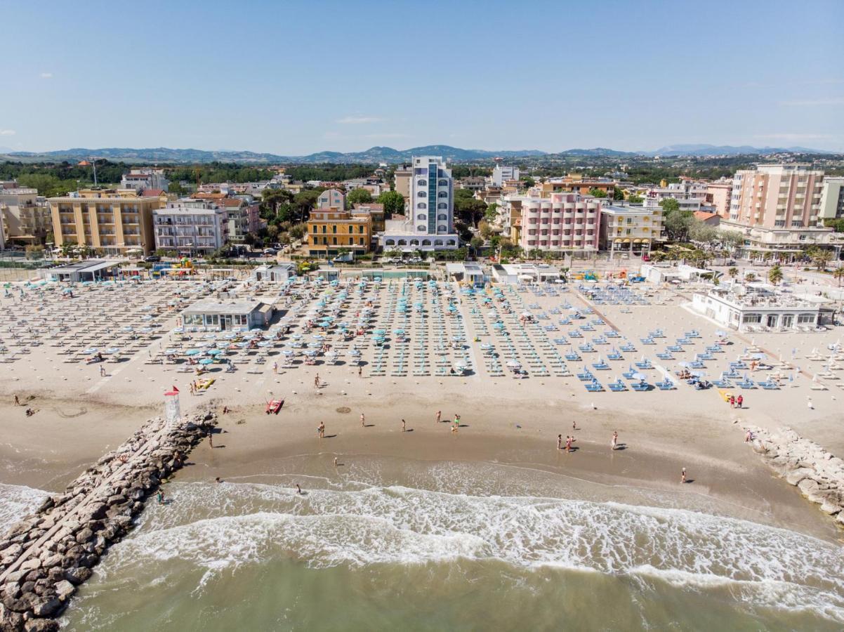Hotel Alexandra - Beach Front - Healthy Xxl Breakfast & Brunch Until 12 30 - Parking Included Misano Adriatico Exteriér fotografie
