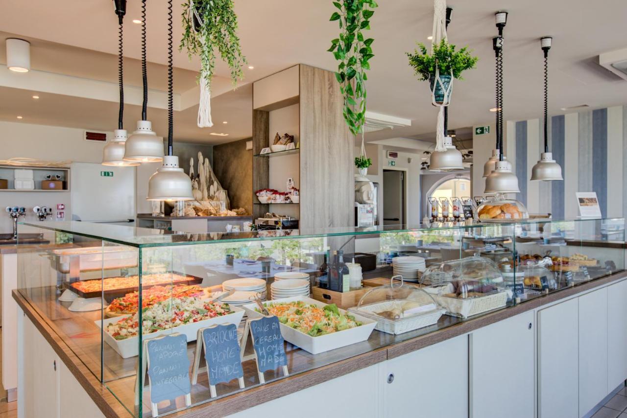 Hotel Alexandra - Beach Front - Healthy Xxl Breakfast & Brunch Until 12 30 - Parking Included Misano Adriatico Exteriér fotografie