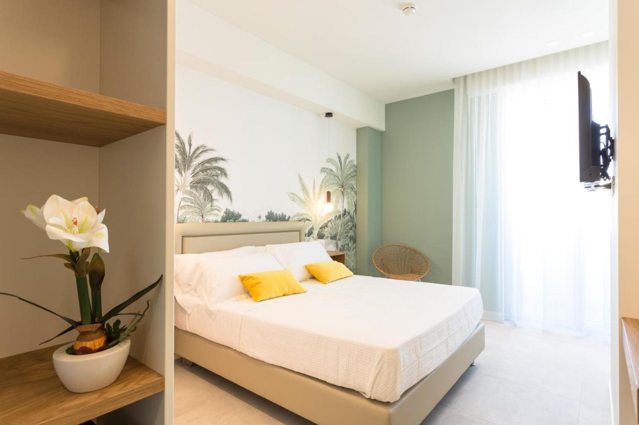 Hotel Alexandra - Beach Front - Healthy Xxl Breakfast & Brunch Until 12 30 - Parking Included Misano Adriatico Exteriér fotografie