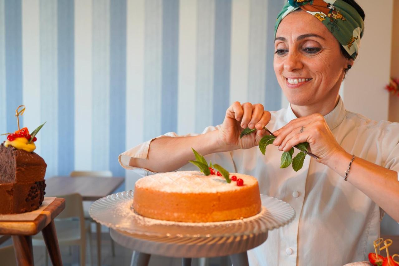 Hotel Alexandra - Beach Front - Healthy Xxl Breakfast & Brunch Until 12 30 - Parking Included Misano Adriatico Exteriér fotografie