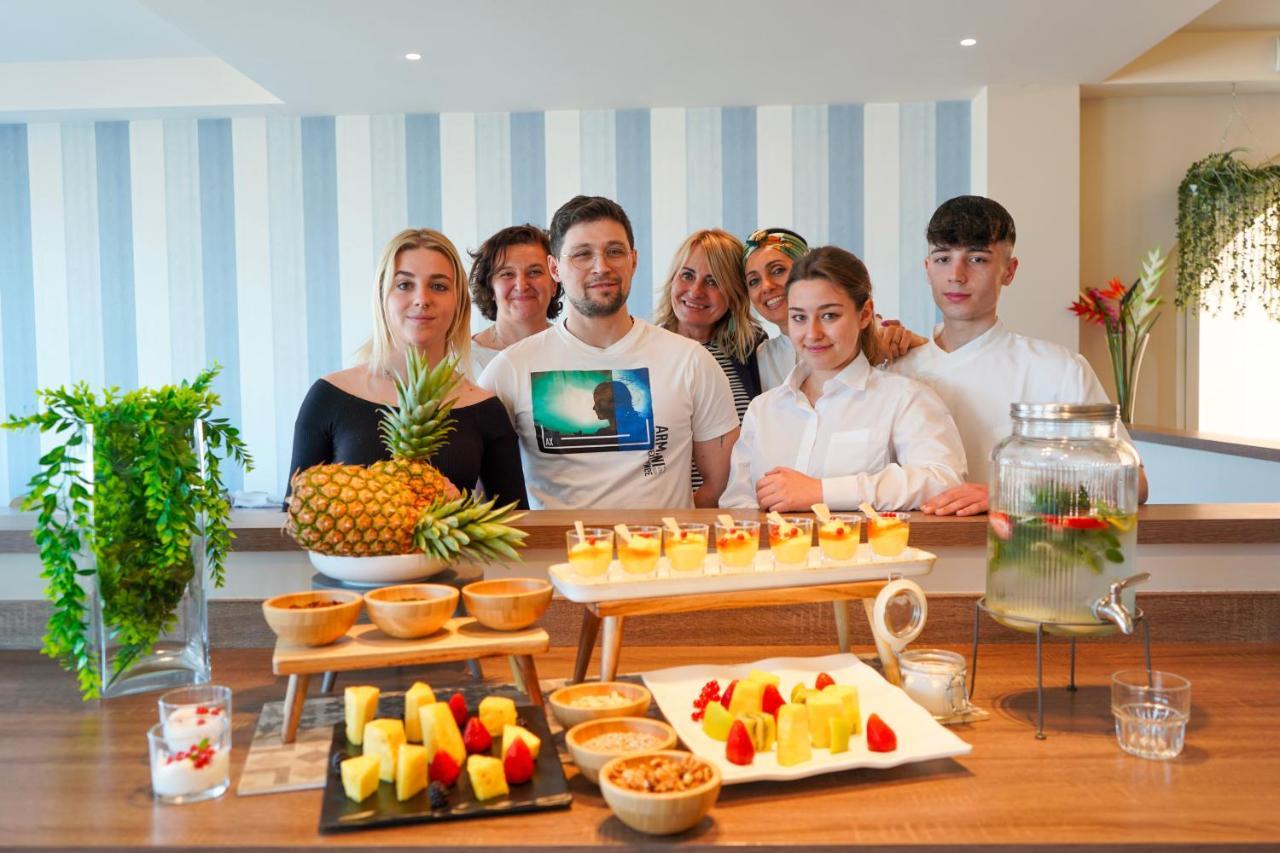 Hotel Alexandra - Beach Front - Healthy Xxl Breakfast & Brunch Until 12 30 - Parking Included Misano Adriatico Exteriér fotografie