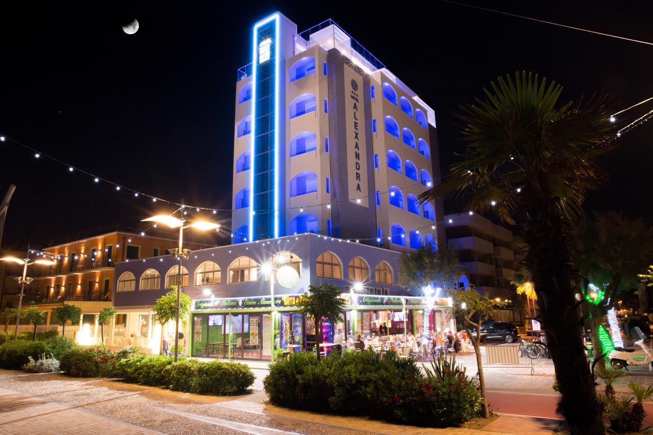 Hotel Alexandra - Beach Front - Healthy Xxl Breakfast & Brunch Until 12 30 - Parking Included Misano Adriatico Exteriér fotografie