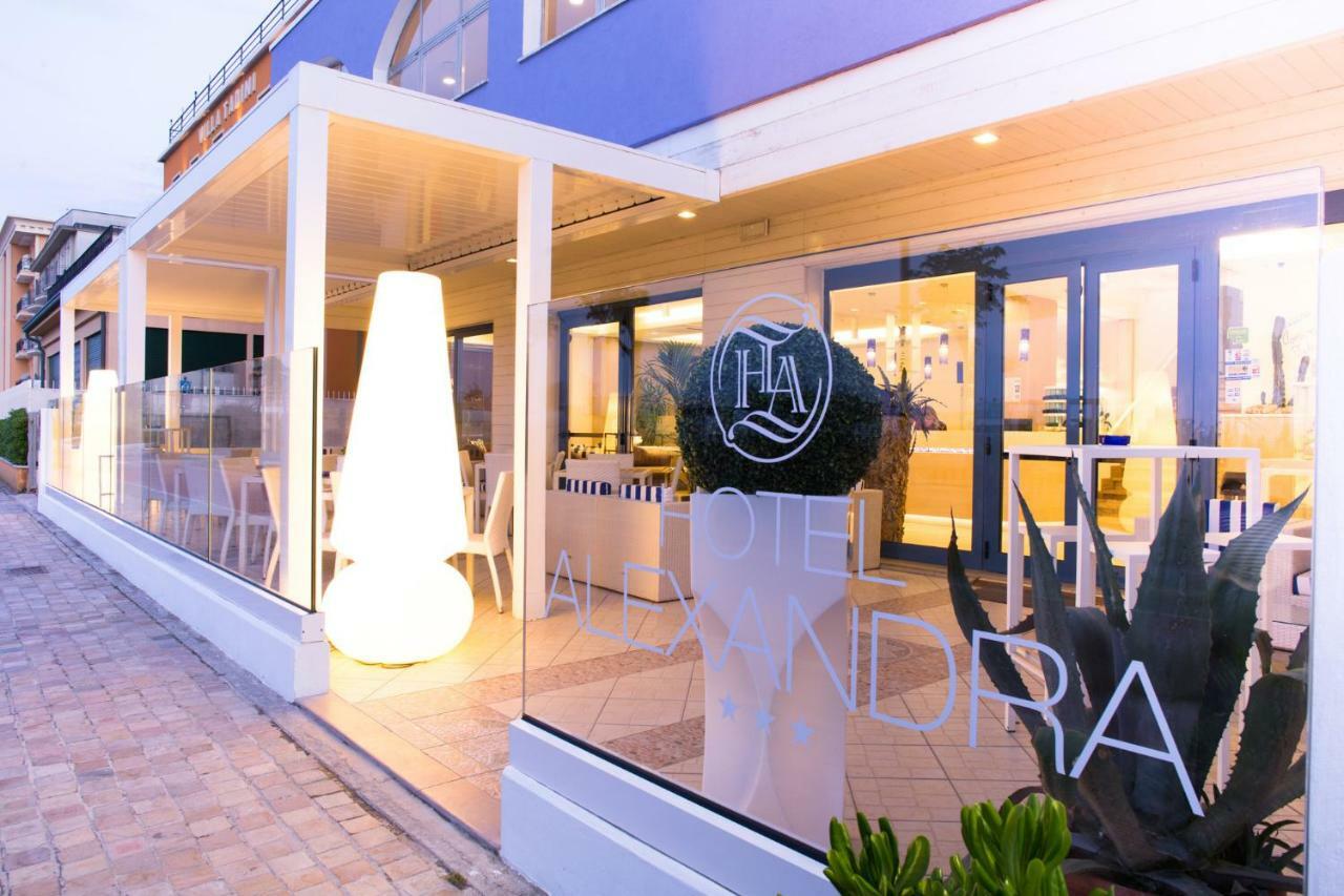 Hotel Alexandra - Beach Front - Healthy Xxl Breakfast & Brunch Until 12 30 - Parking Included Misano Adriatico Exteriér fotografie