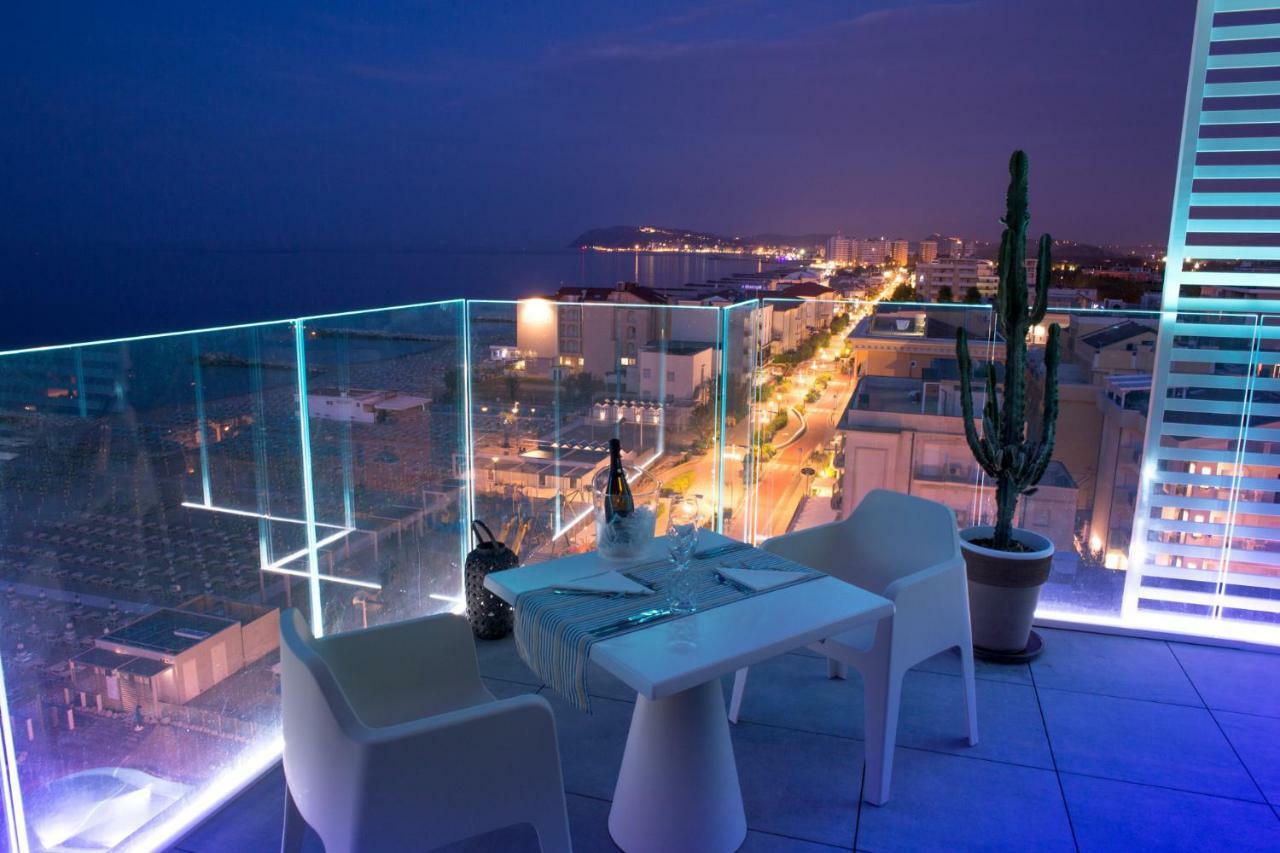 Hotel Alexandra - Beach Front - Healthy Xxl Breakfast & Brunch Until 12 30 - Parking Included Misano Adriatico Exteriér fotografie